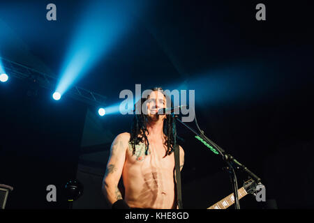 La band punk rock americana NOFX esegue un concerto dal vivo presso l'Amager Bio di Copenhagen. Qui il chitarrista Eric Melvinis visto dal vivo sul palco. Danimarca, 15/06 2016. Foto Stock