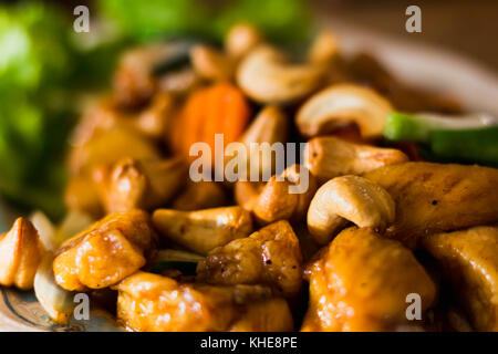 Anacardi il cibo nel piatto pronto da servire alla bocca Foto Stock