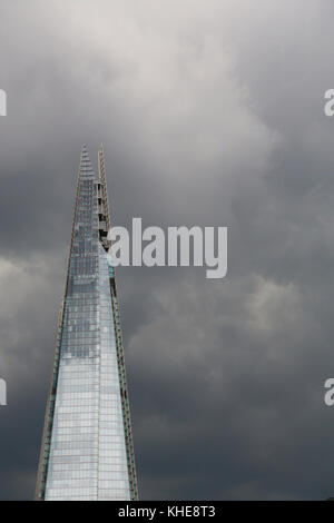 Londra, Regno Unito. Vista in dettaglio della Shard come si raggiunge in un cielo nuvoloso. Foto Stock