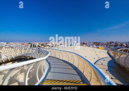 Siviglia, Spagna - Novembre 19,2016: Metropol Parasol è la moderna architettura su Plaza de la Encarnación.it è stato progettato dall'architetto tedesco Jurg Foto Stock