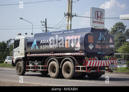 Chiang Mai, Thailandia - 29 ottobre 2017: asfalto camion di asfalto asiatici compagnia di trasporto. foto di road no.11 circa 20 km dal centro della città, della Thailandia. Foto Stock