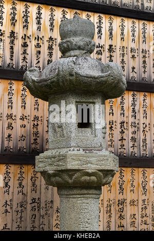 Nara, Giappone - 30 maggio 2017: lanterna di pietra con memorial donatore Piastrine in corrispondenza di Kasuga Taisha Sacrario di Nara, Giappone Foto Stock