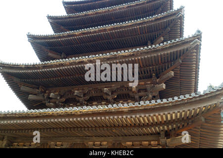 Nara, Giappone - 30 maggio 2017: costruzione in legno del tetto dei cinque piani pagoda del tempio kofukuji a Nara Foto Stock