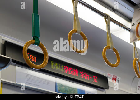 Iga ueno - Giappone, 1 giugno 2017: lucide pulire maniglie di sicurezza per chi viaggia in treno JR Foto Stock