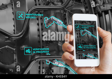 La realtà aumentata Tecnica manutenzione e servizio di parti meccaniche, il tecnico utilizza lo smartphone con ar interfaccia su schermo in smart industry, Foto Stock