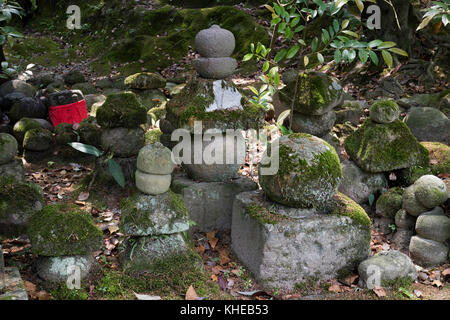 Iga ueno - Giappone, 1 giugno 2017: impilate le pietre che simboleggiano jizo coperto con moss nel Parco di Ueno Foto Stock