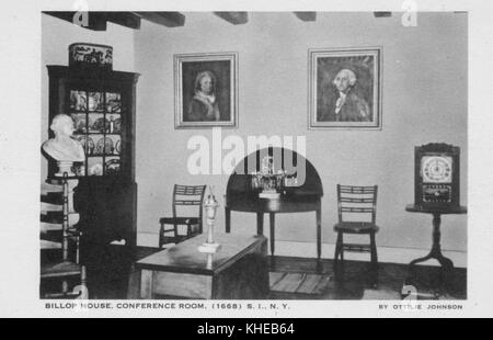 Un'antica cartolina della sala conferenze di Billop House, che mostra una parete appesa con due ritratti incorniciati di un uomo, due sedie poste dalla parete una destra sotto ogni ritratto, un tavolo a mezzaluna posto tra le sedie, Un busto dell'uomo montato sul lato sinistro della stanza, un armadietto di legno pieno della cina che si erge sulla parete sinistra e un tavolo basso rettangolare posto al centro della stanza, Staten Island, New York, 1900. Dalla Biblioteca pubblica di New York. Foto Stock