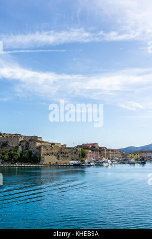 Foto verticale con foto di antica marina nella città di porto ferraio sull isola d'Elba in Toscana. il vecchio forte e il porto vecchio è dietro il mare ba Foto Stock
