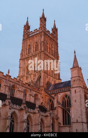 La cattedrale di Gloucester, riflettendo luce della sera, Gloucester, Gloucestershire, England, Regno Unito Foto Stock