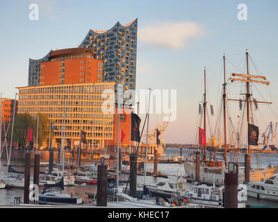 Vista dal porto inferiore attraverso il fiume Elba su Elbphilharmonie. Il nuovo punto di riferimento di Amburgo contiene sale da concerto, un hotel e appartamenti ed è stata progettata dagli architetti svizzeri Herzog e De Meuron, Amburgo, Germania Foto Stock