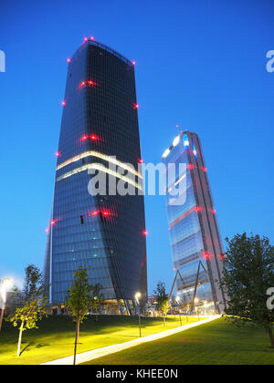 Europa , Italia , Lombardia , Milano , Grattacielo nel quartiere di Citylife , Torre Hadid ( 185 m ) di Zaha Hadid Torre Allianz ( 209m ) progettato da Arata Isozaki Foto Stock