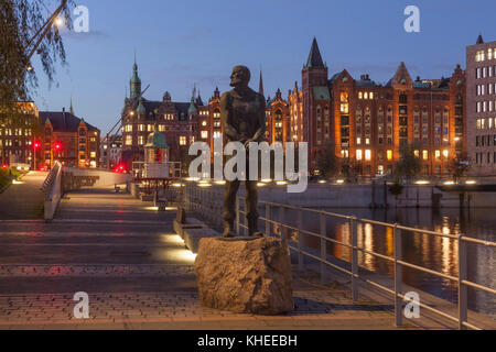 Störtebecker-Monumento e Museo Marittimo internazionale nel distretto di Speicherstadt a crepuscolo, Amburgo, Germania, Europa i Störtebeker-Denkmal, Internatio Foto Stock