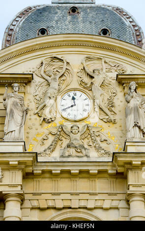 Parigi, Francia. Jardin du Luxembourg (6° Arr) Orologio sulla facciata del Palais du Luxembourg (c1750: Jean-Andre Lepaute) Foto Stock