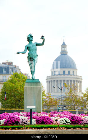 Parigi, Francia. Jardin du Luxembourg (6° Arr) 'l'Acteur Grec' (1868: Charles-Arthur Bourgeois) cupola del Pantheon alle spalle Foto Stock