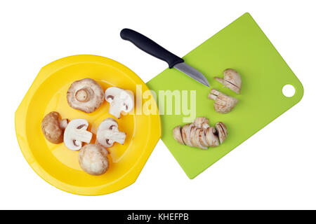 Il coltello affilato trita finemente i funghi champignon per preparare la salsa con panna. isolato su bianco studio shot Foto Stock