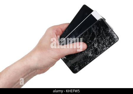 L'utente tiene in mano un difettoso nessun nome di smart phone con schermi rotti. Tutti i marchi e i loghi rimosso. isolato su bianco Foto Stock