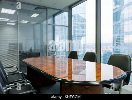 Una moderna sala riunioni in ufficio Foto Stock