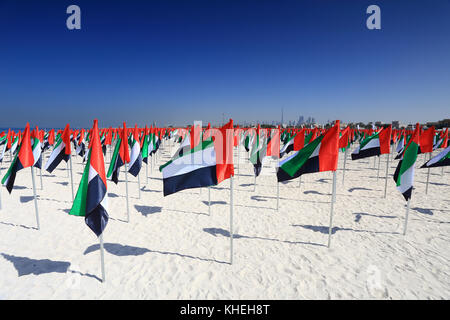 Bandiere di emirati arabi uniti sulla spiaggia. Festa nazionale Bandiera degli Emirati arabi uniti al giorno. Foto Stock