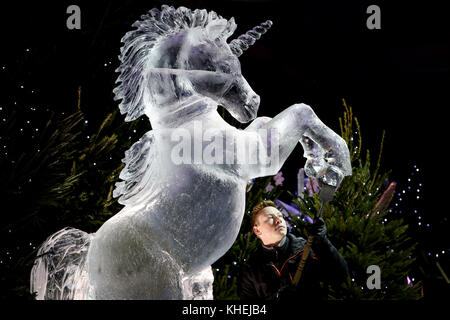 Il maestro scultore di ghiaccio Jack Hackney aggiunge il tocco finale a una scultura di ghiaccio di un unicorno, che fa parte della prossima mostra The Ice Adventure: A Journey through Frozen Scotland, in George Street, Edimburgo. Foto Stock