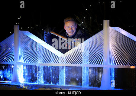 Il maestro scultore di ghiaccio Jack Hackney aggiunge il tocco finale a una scultura di ghiaccio del Queensferry Crossing, che fa parte della prossima mostra The Ice Adventure: A Journey through Frozen Scotland, in George Street, Edimburgo. Foto Stock