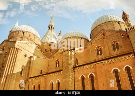 Dettagli esterni di basilica chiesa di sant'Antonio di Padova, Italia Foto Stock