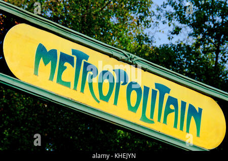 Parigi, Francia. Parigi la stazione della metropolitana (CITE) segno, design tradizionale da Hector Guimard in stile Art Nouveau Foto Stock