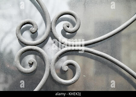 Ferro forgiato gate su una finestra Foto Stock