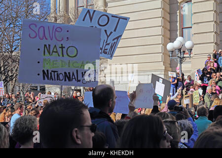 Lafayette, indiana - gennaio 21 2017: manifestanti pacifici a anti-trump womenõs marzo sui gradini della tippecanoe County Courthouse. approximat Foto Stock