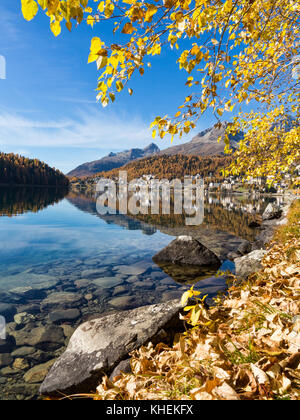 In ottobre in Engadina, il lago e il villaggio di Sankt Moritz. La stagione autunnale Foto Stock