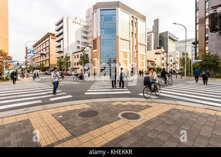 Strada trafficata a Kyoto in Giappone Foto Stock