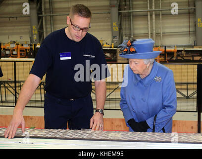 La regina Elisabetta II durante un tour di una linea di produzione di pale durante la sua visita alla fabbrica di pale della turbina eolica Siemens Gamesa Renewable Energy di Hull, durante una visita alla città per celebrare il suo anno come la città della cultura britannica. Foto Stock