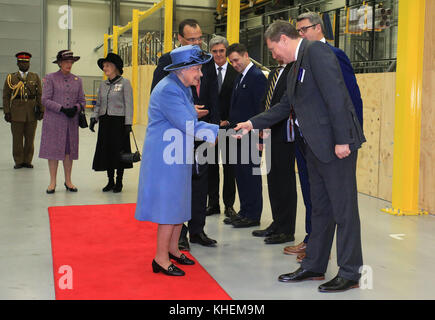 La Regina Elisabetta II durante una visita alla fabbrica di pale della turbina eolica Siemens Gamesa Renewable Energy di Hull, durante una visita alla città per celebrare il suo anno come Città della Cultura del Regno Unito. Foto Stock