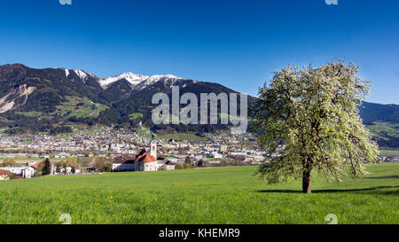 Vista della città di fronte al paesaggio montuoso, Schwaz, in Tirolo, Austria Foto Stock