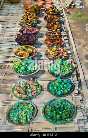 Vaso tradizionale e jar al mercato nel villaggio di nyaungshwe , Myanmar. (Birmania) Foto Stock