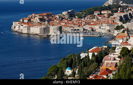 Centro storico di Dubrovnik con mura, fortificazioni e porto, Dalmazia, Croazia Foto Stock