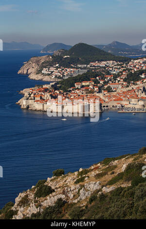 Centro storico di Dubrovnik con mura, fortificazioni e porto, Dalmazia, Croazia Foto Stock