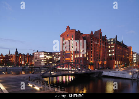 International Maritime museum di Amburgo in ex kaispeicher io al crepuscolo, speicherstadt, hafencity di Amburgo, Germania Foto Stock