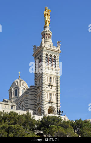 Chiesa di Notre Dame de la Garde con la statua della Vergine e del Bambino, Marsiglia, Dipartimento Bocche del Rhône Foto Stock