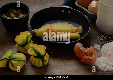 Frittelle di cottura e gli ingredienti sulla tavola in legno rustico Foto Stock