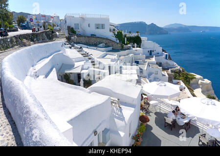 Hotel di lusso in complesso il bordo del cratere di Oia, isola di Santorini, Cicladi, Egeo, Grecia Foto Stock