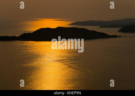 Tramonto su Sveti Stefan isola, costa vicino budva, Montenegro Foto Stock