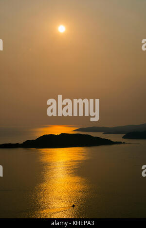 Tramonto su Sveti Stefan isola, costa vicino budva, Montenegro Foto Stock