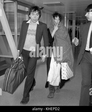 Andrew Lloyd Webber e Sarah Brightman all'aeroporto di Heathrow, Londra. Foto Stock