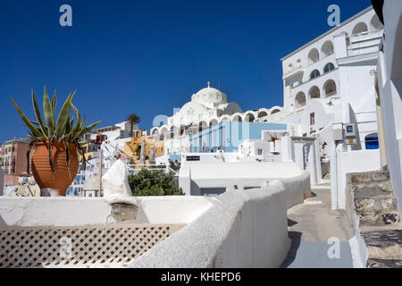 Case tipiche e la cupola della chiesa ortodossa mitropolis ypapanti, villaggio thira, isola di Santorini, Cicladi, Egeo, Grecia Foto Stock