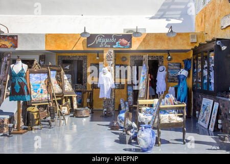 Negozio di souvenir presso il bordo del cratere percorso, Oia, isola di Santorini, Cicladi, Egeo, Grecia Foto Stock