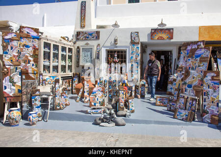 Negozio di souvenir presso il bordo del cratere percorso, Oia, isola di Santorini, Cicladi, Egeo, Grecia Foto Stock