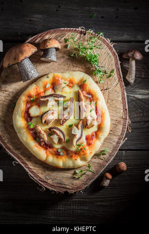 Pizza rustica fatta in casa con funghi nobili e timo Foto Stock