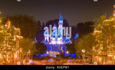 Sleeping Beauty Castle by night, Disneyland Park, Disneyland Resort, Anaheim, California, USA Foto Stock