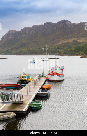 Il molo Plockton, Ross & Cromarty, dà accesso al villaggio per piccole imbarcazioni sul Loch Carron, Scotland, Regno Unito Foto Stock