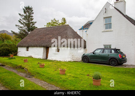 Un cottage con tetto di paglia nel villaggio di Plockton, Ross & Cromarty, Scotland, Regno Unito Foto Stock